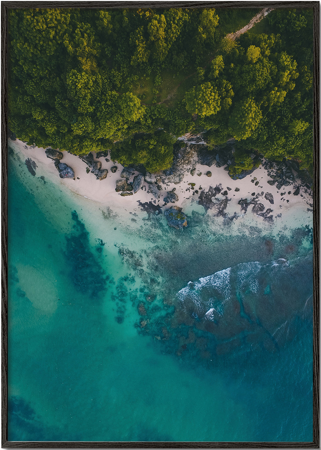 Art de paysage aérien sur côte rocheuse