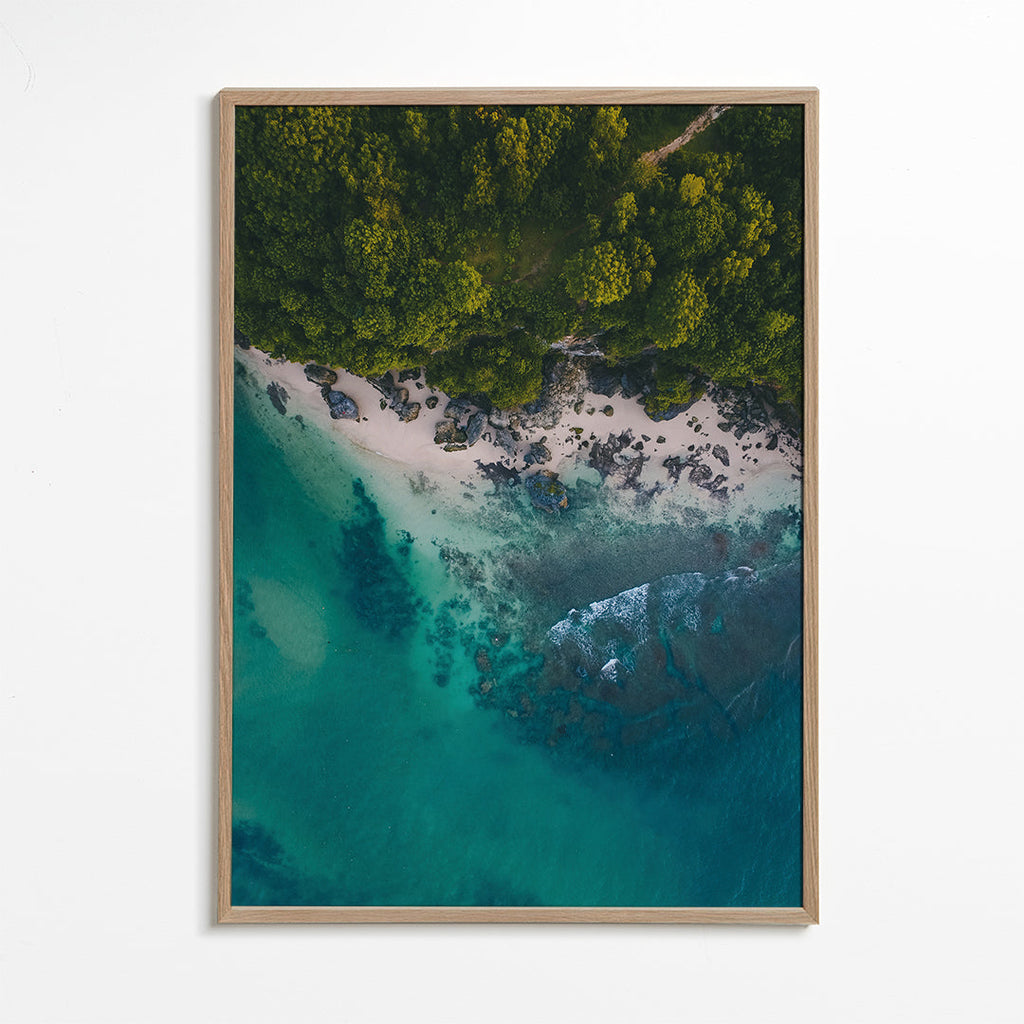 Art de paysage aérien sur côte rocheuse