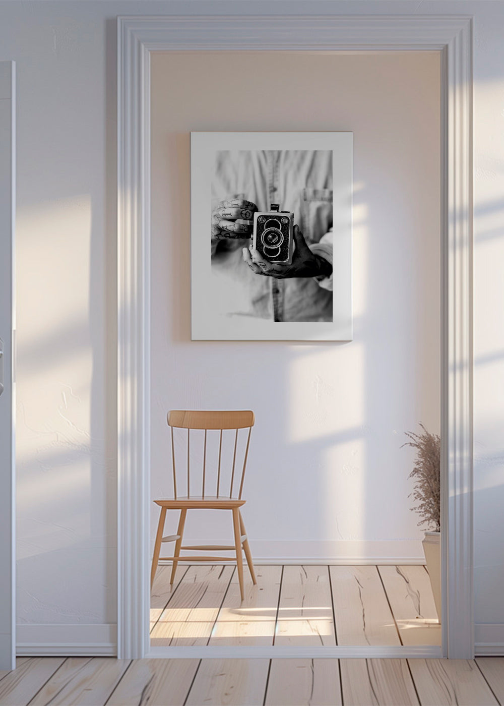 Vintage print: oude camera in getatoeëerde handen