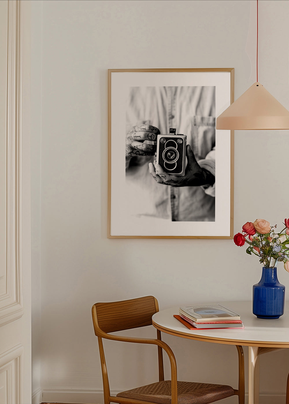 Vintage print: oude camera in getatoeëerde handen