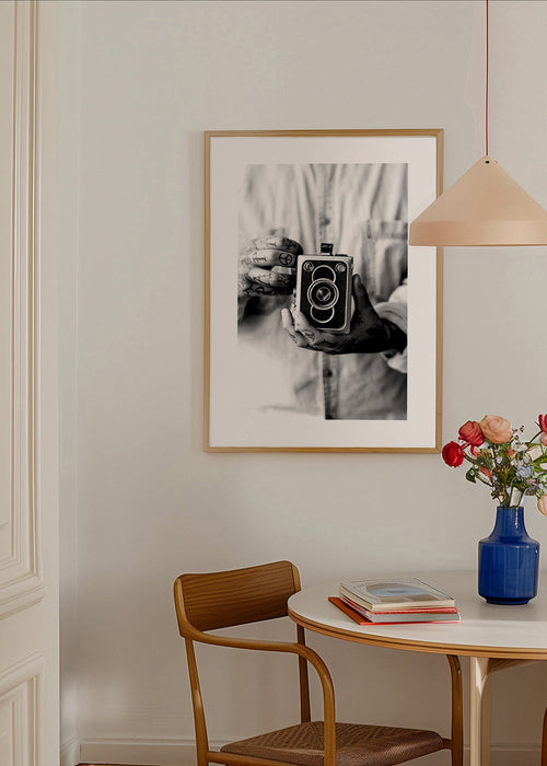 Vintage print: oude camera in getatoeëerde handen