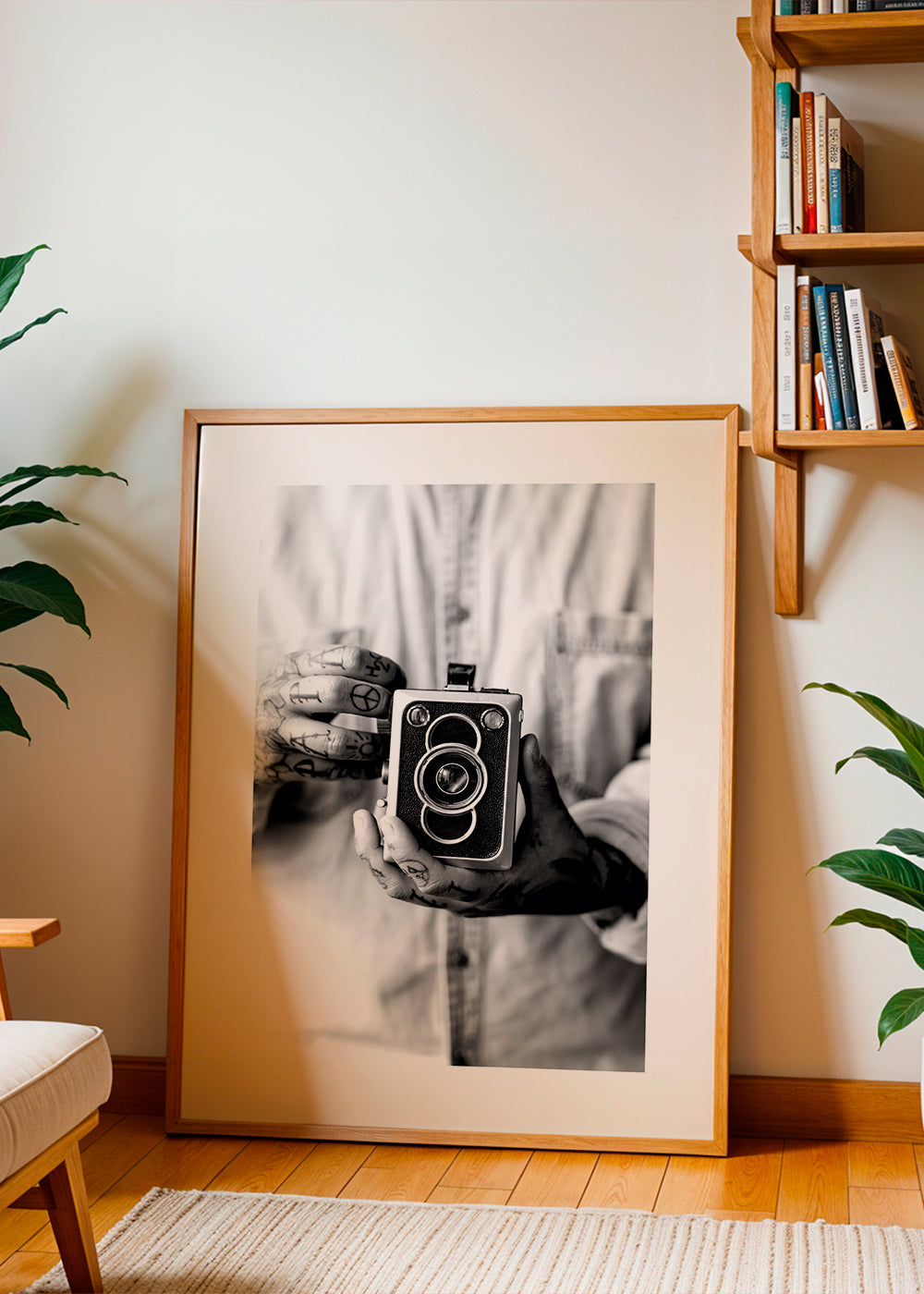 Vintage print: oude camera in getatoeëerde handen