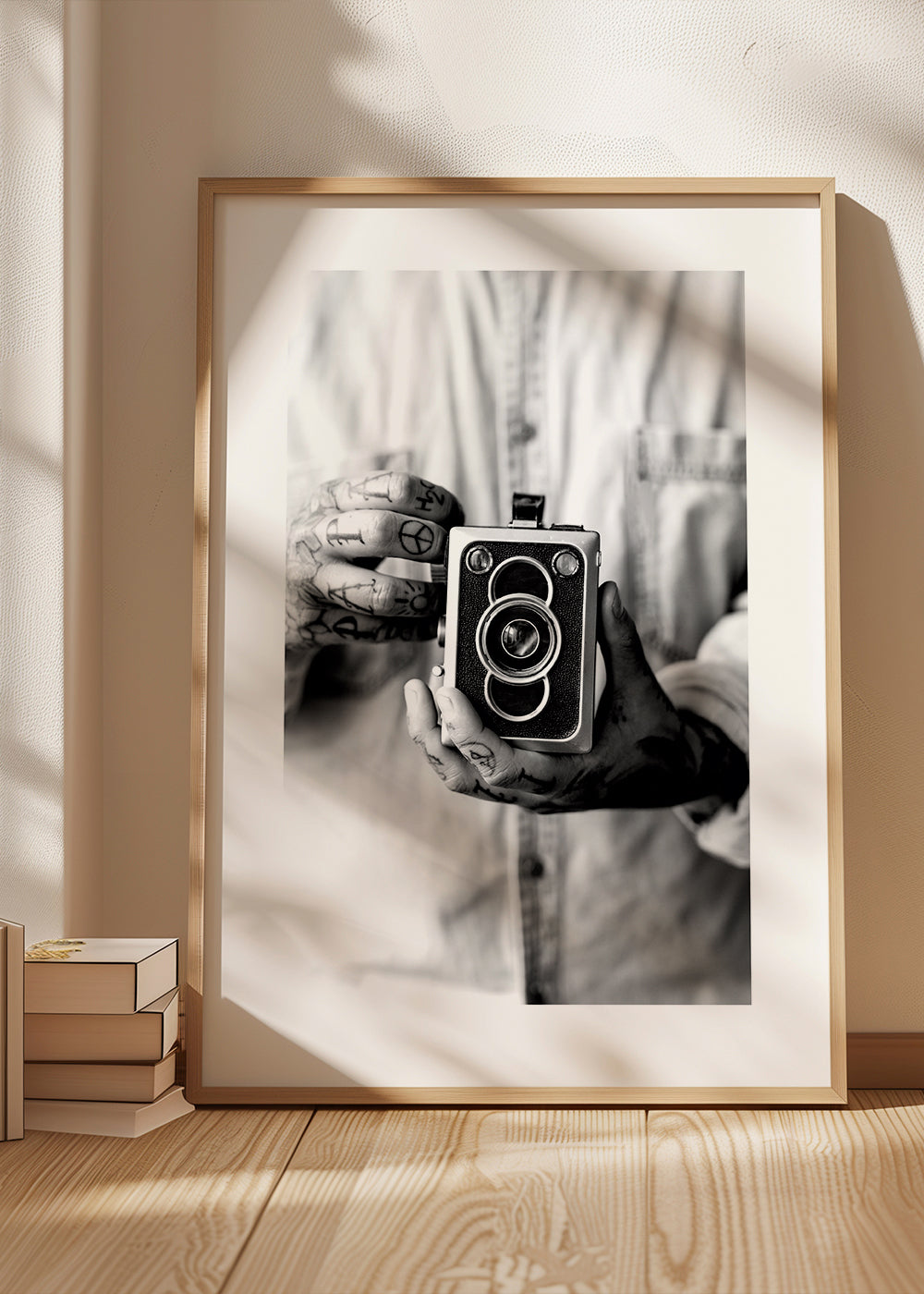 Vintage print: oude camera in getatoeëerde handen