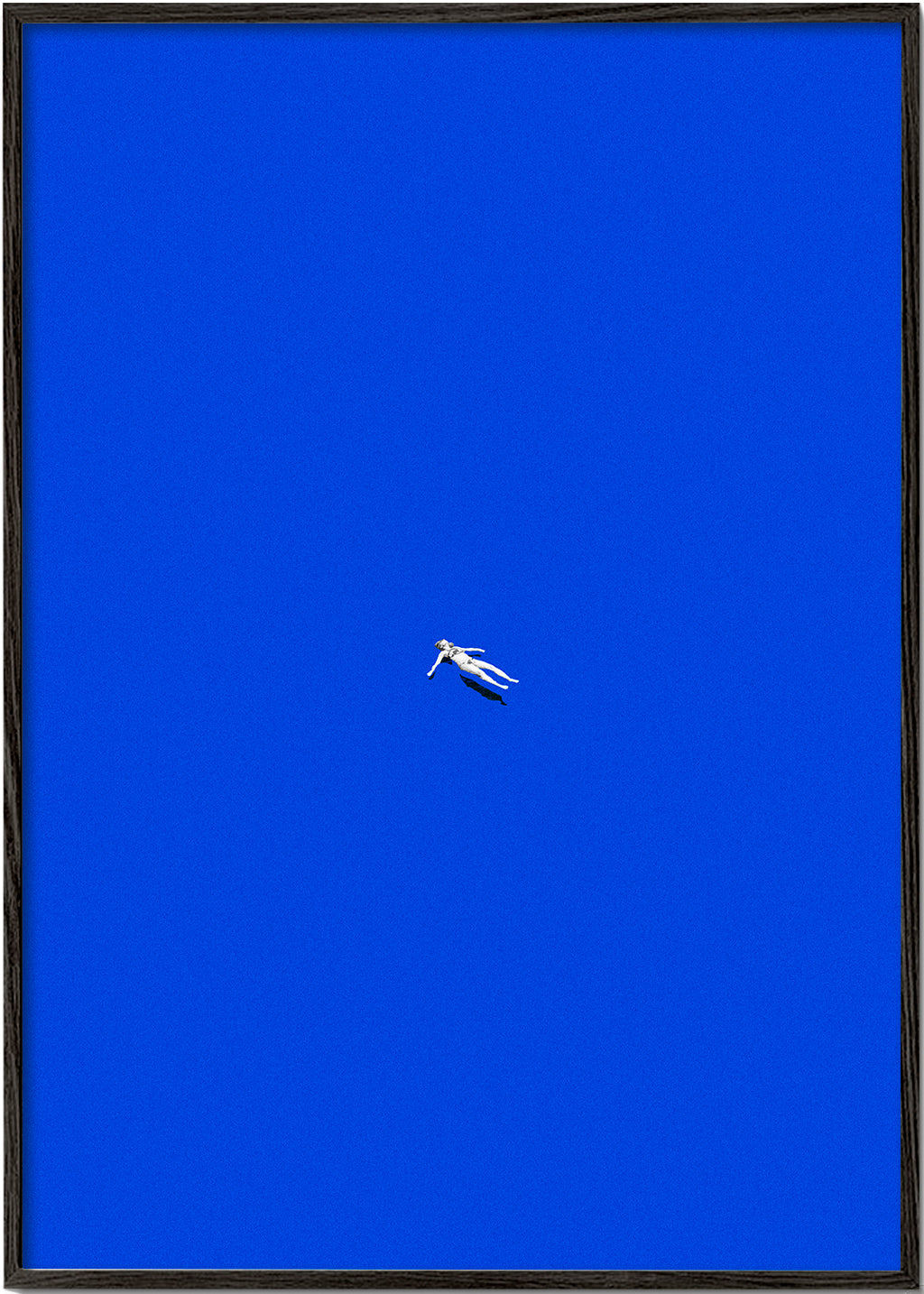 Minimalistisch kunstwerk met drijvend figuur tegen blauwe lucht