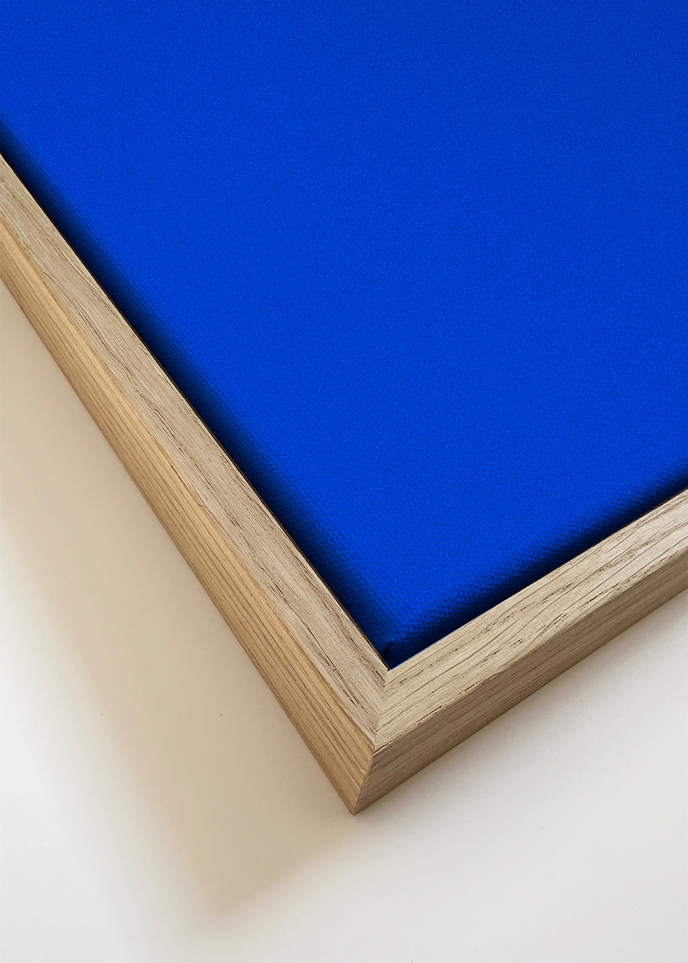 Minimalistisch kunstwerk met drijvend figuur tegen blauwe lucht