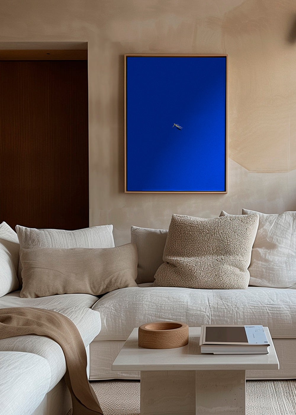 Minimalistisch kunstwerk met drijvend figuur tegen blauwe lucht