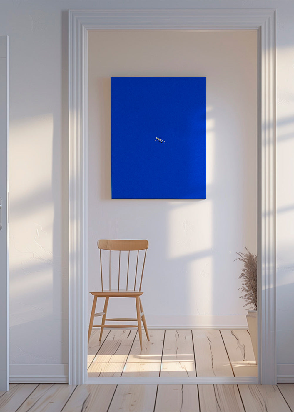 Minimalistisch kunstwerk met drijvend figuur tegen blauwe lucht