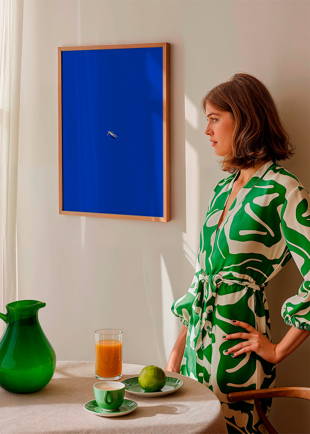 Minimalistisch kunstwerk met drijvend figuur tegen blauwe lucht