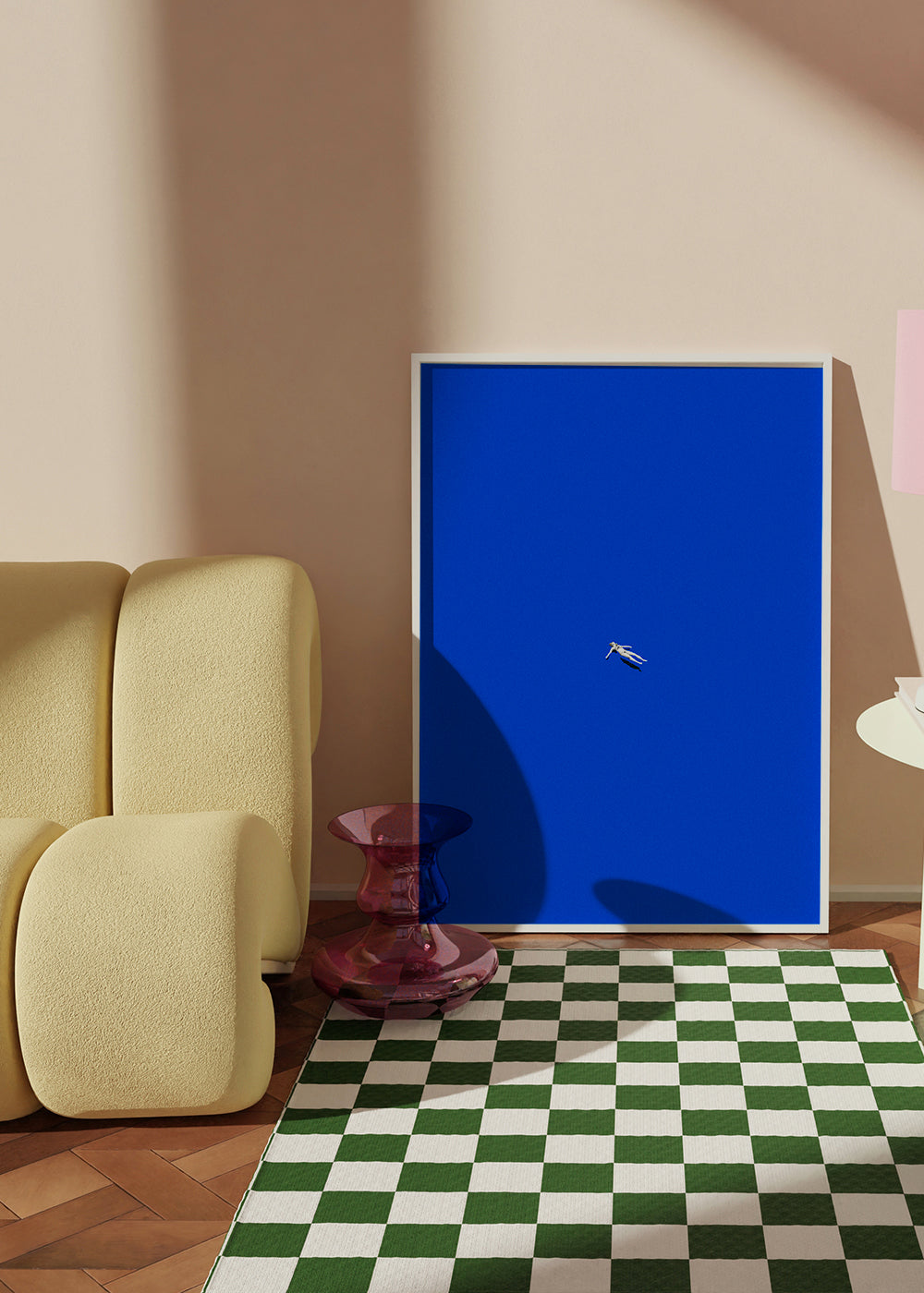 Minimalistisch kunstwerk met drijvend figuur tegen blauwe lucht