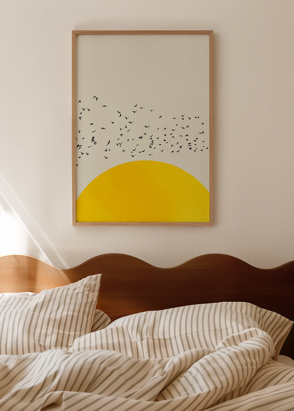 Illustratie van een zwerm boven de minimalistische zon