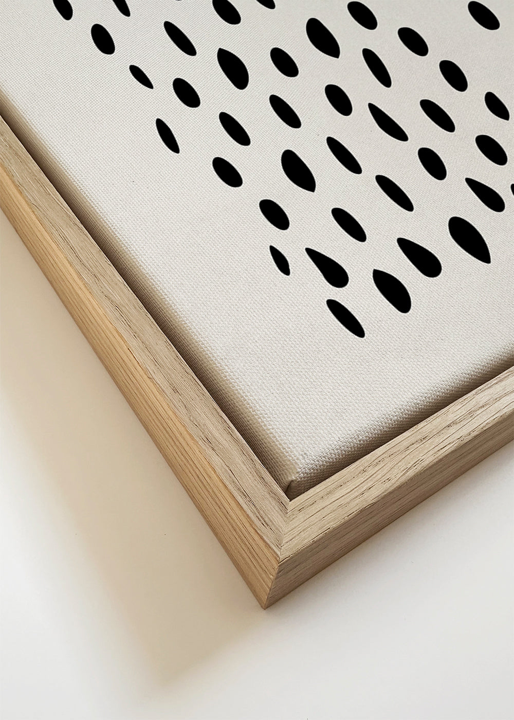 Minimalistisch ontwerp met gouden blok en zwarte motieven