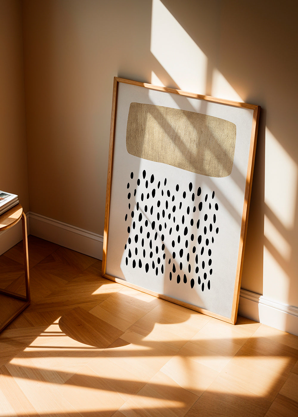 Minimalistisch ontwerp met gouden blok en zwarte motieven