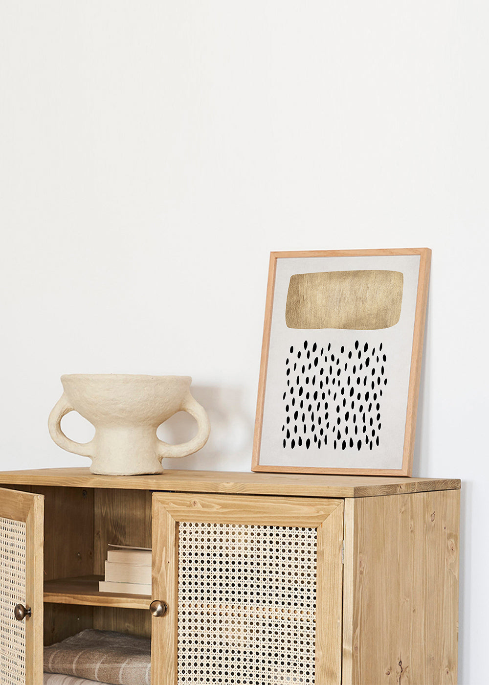 Minimalistisch ontwerp met gouden blok en zwarte motieven
