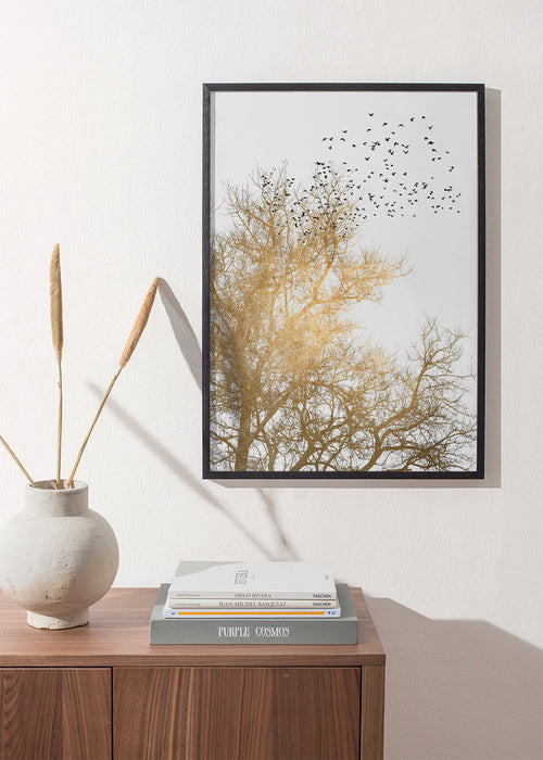 Landschap poster met gouden bomen en vliegende zwerm