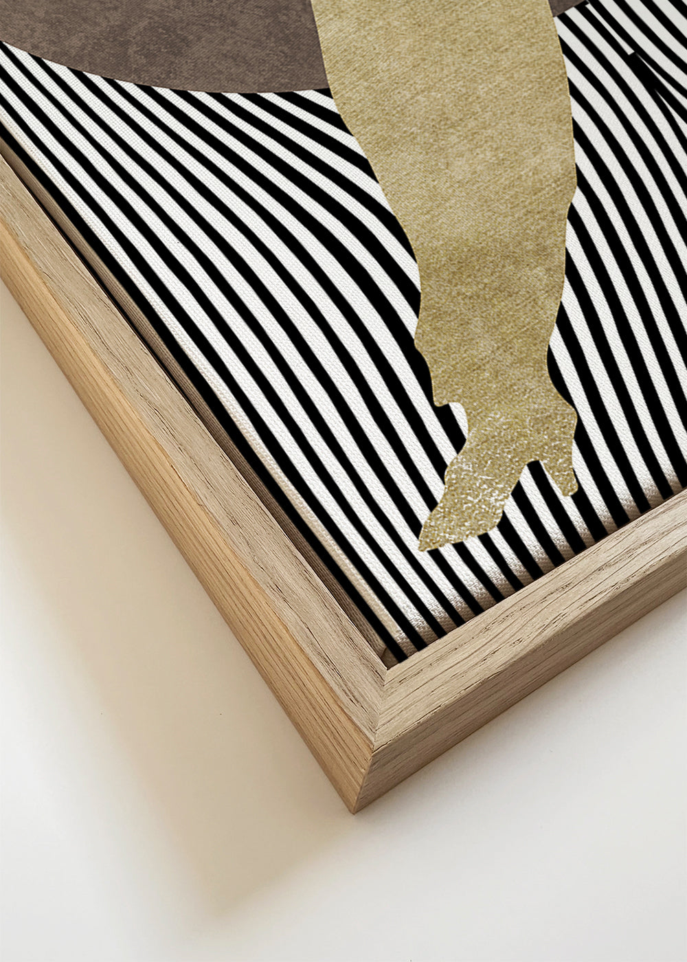 Mode-illustratie met gouden silhouet en grafische achtergrond