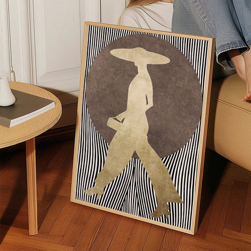 Mode-illustratie met gouden silhouet en grafische achtergrond