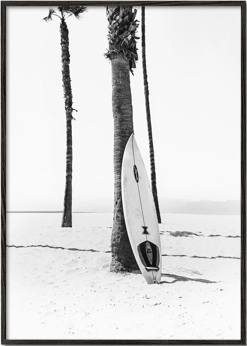 Sportkunst: surfplank op strand zwart-wit