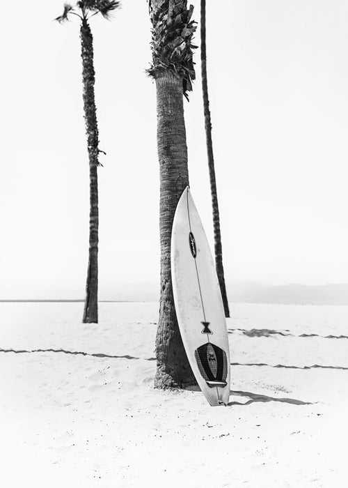 Sportkunst: surfplank op strand zwart-wit
