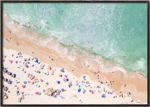 Landschap kunst — Luchtfoto strand met kleurrijke parasols