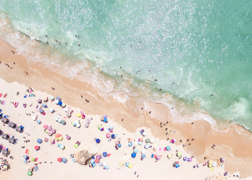 Landschap kunst — Luchtfoto strand met kleurrijke parasols