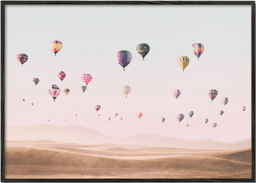 Landschap met luchtballonnen boven duinen