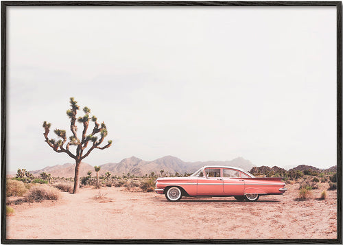 Landschap kunst met vintage auto in de woestijn