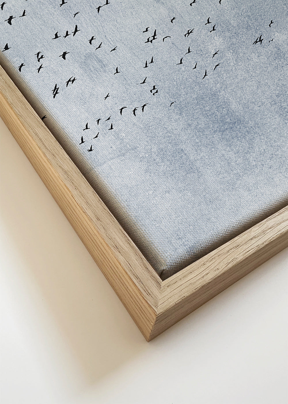 Abstract kunstwerk: zwerm vogels op blauwe textuur