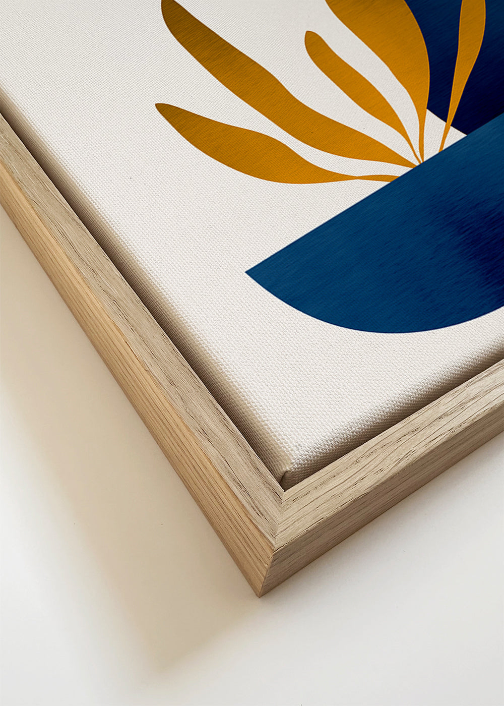 Botanische print met gouden bladeren en blauwe vaas