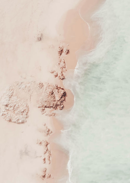 Landschap kunst: kust luchtfoto met roze zand