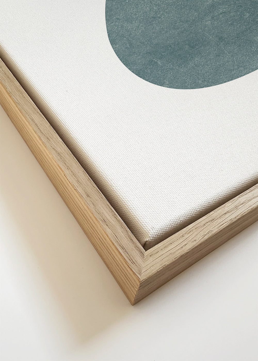 Rustgevend design: gestapelde keien compositie
