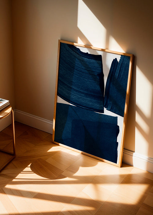 Minimalistisch schilderij met blauwe penseelstreken