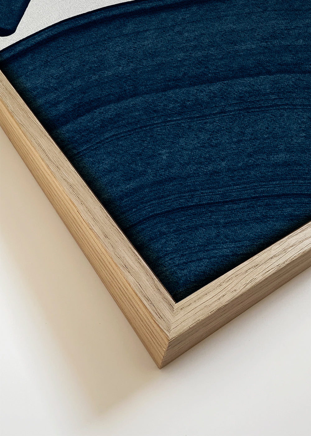 Minimalistisch blauw kunstwerk met penseelstreken