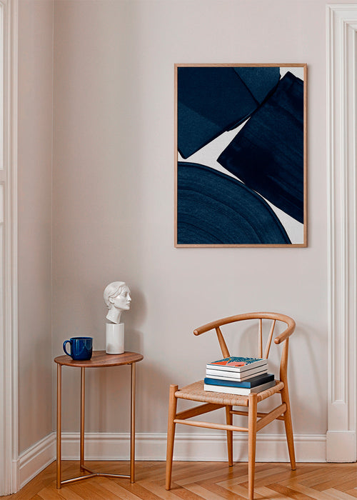 Minimalistisch blauw kunstwerk met penseelstreken