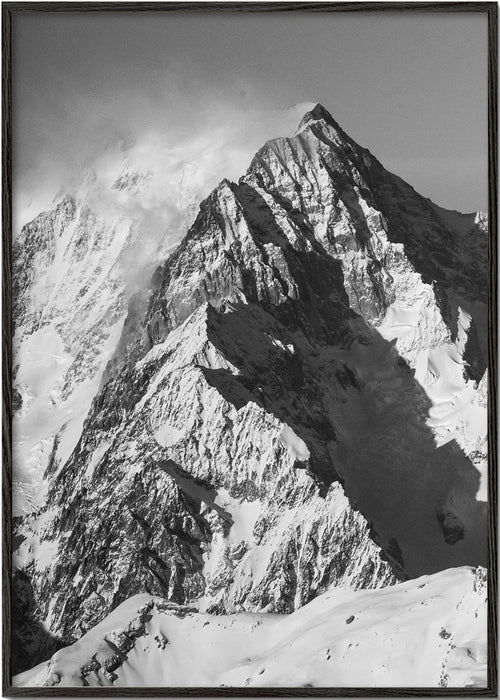 Landschap kunst: Sneeuwtop in dramatisch zwart-wit