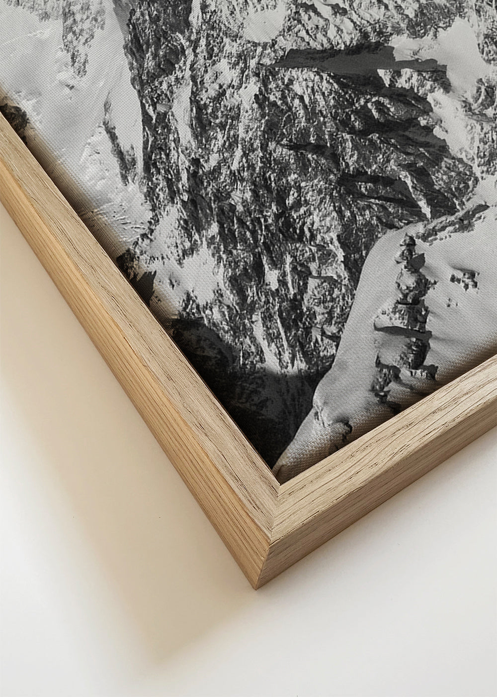 Landschap kunst: Sneeuwtop in dramatisch zwart-wit