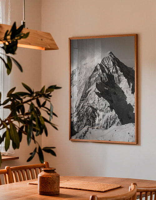 Landschap kunst: Sneeuwtop in dramatisch zwart-wit