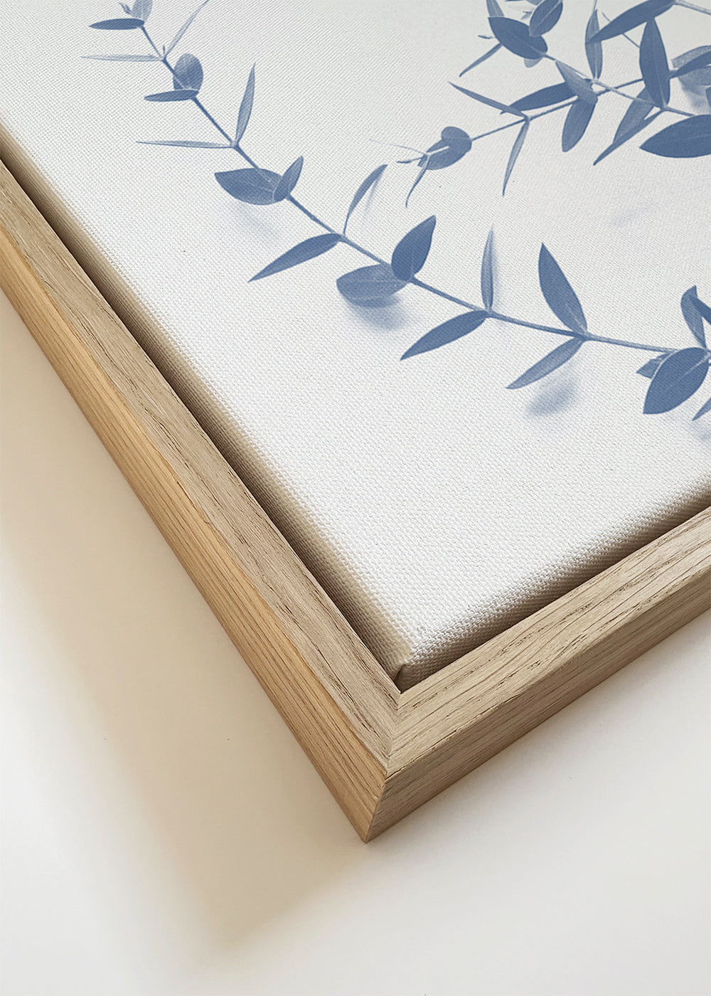 Botanische print blauwe bladeren op lichte achtergrond
