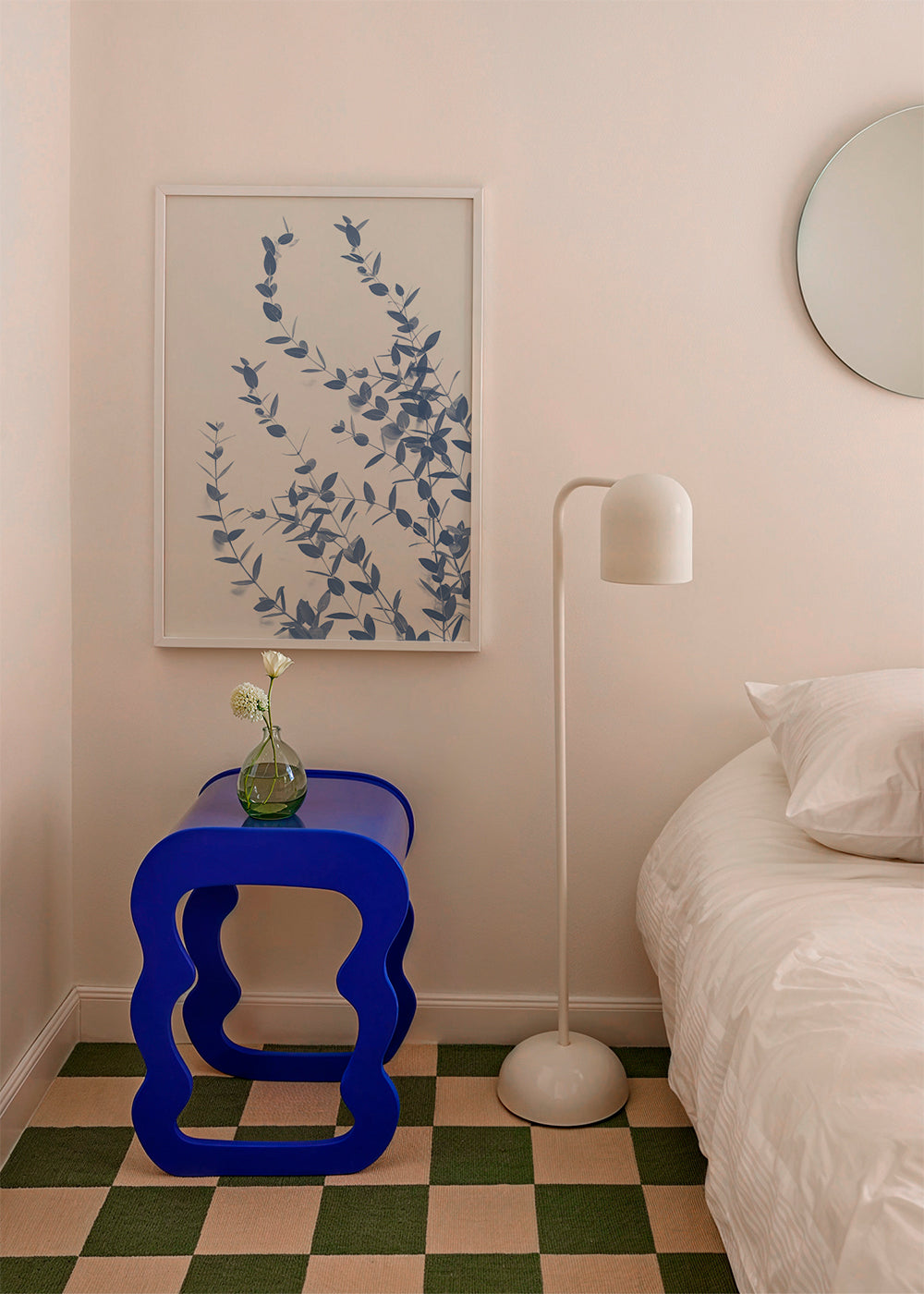 Botanische print blauwe bladeren op lichte achtergrond
