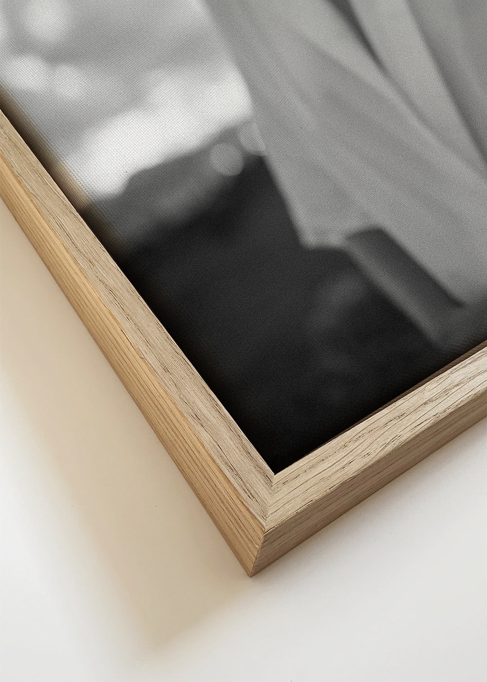 Intieme zwart-wit torsofotografie met shirt