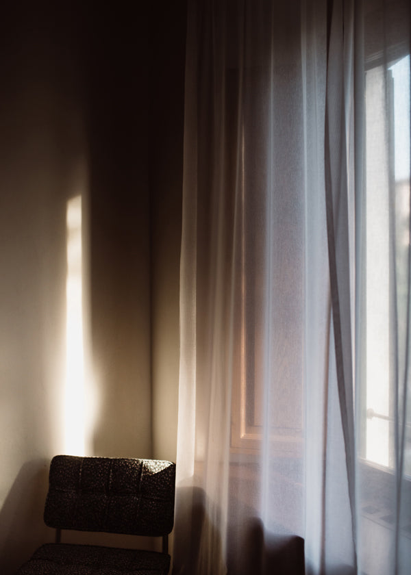 Fotografie van raamgordijn met zacht licht