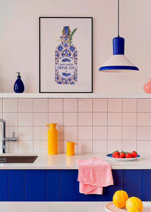 Keuken kunst: ginfles met tegelmotief
