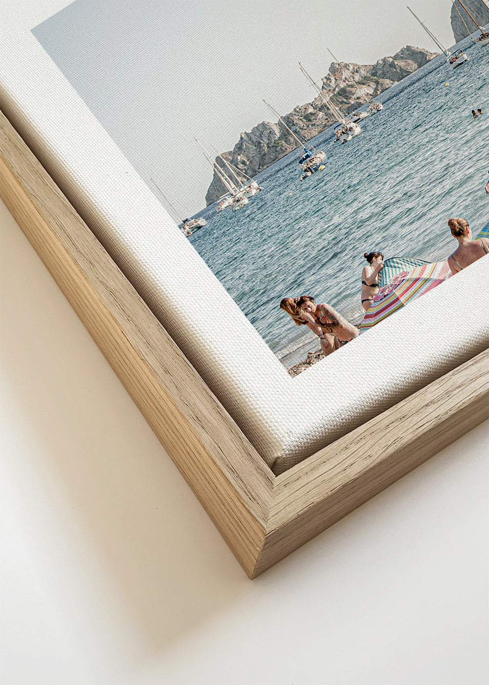 Landschap kunst: strand met eiland en zeilboten