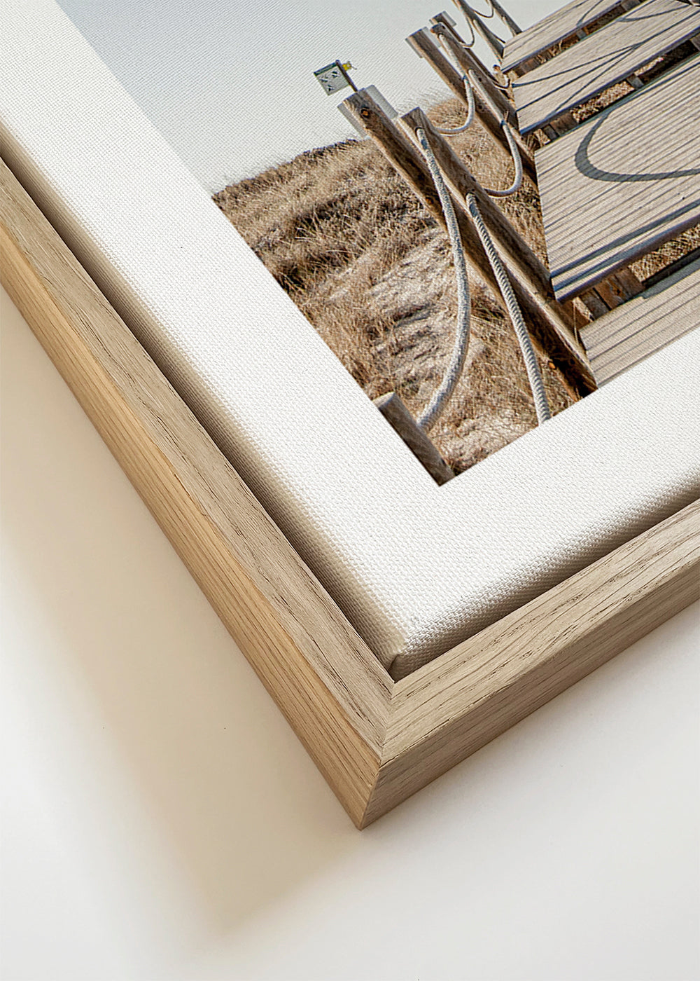 Landschapsfoto met houten strandpad