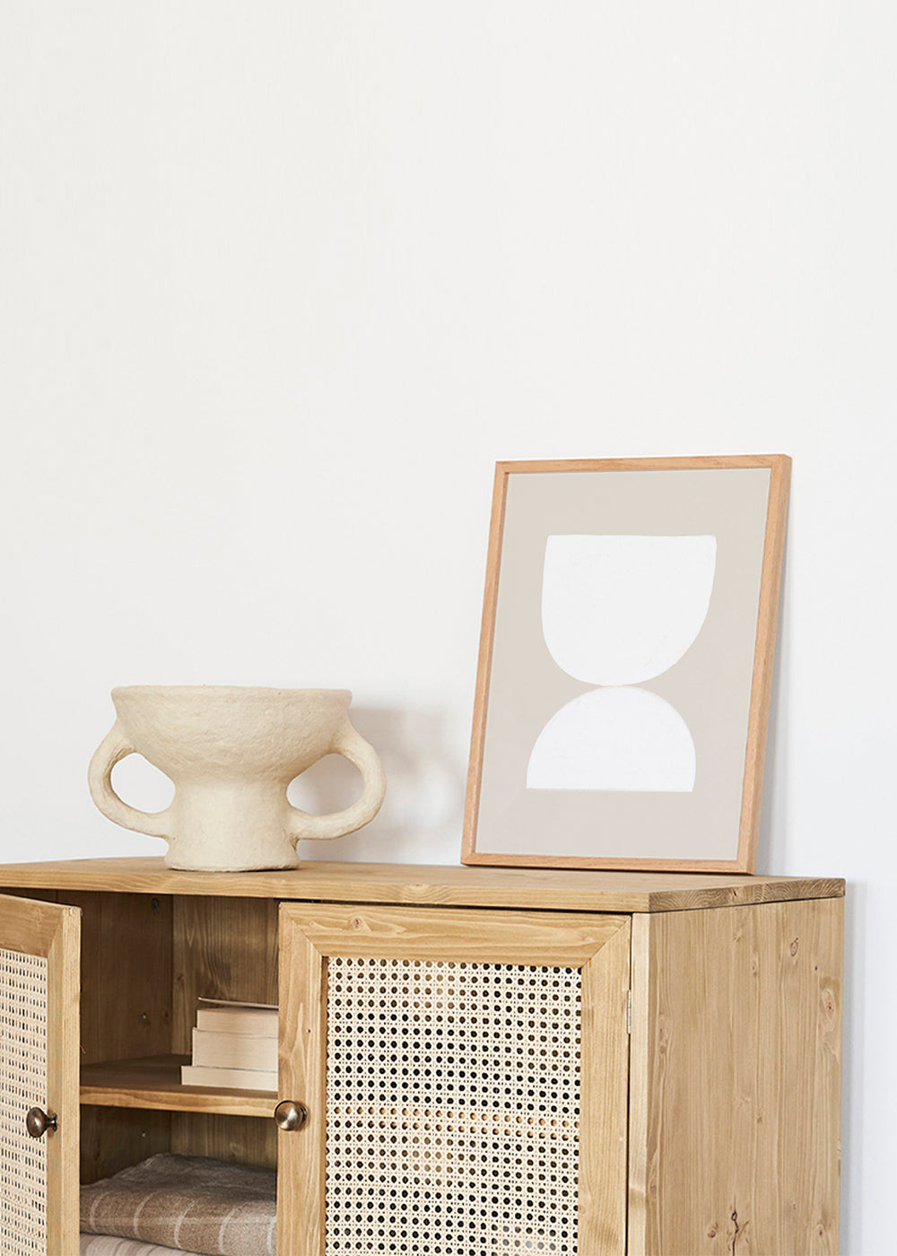 Minimalistische poster twee witte vormen op beige