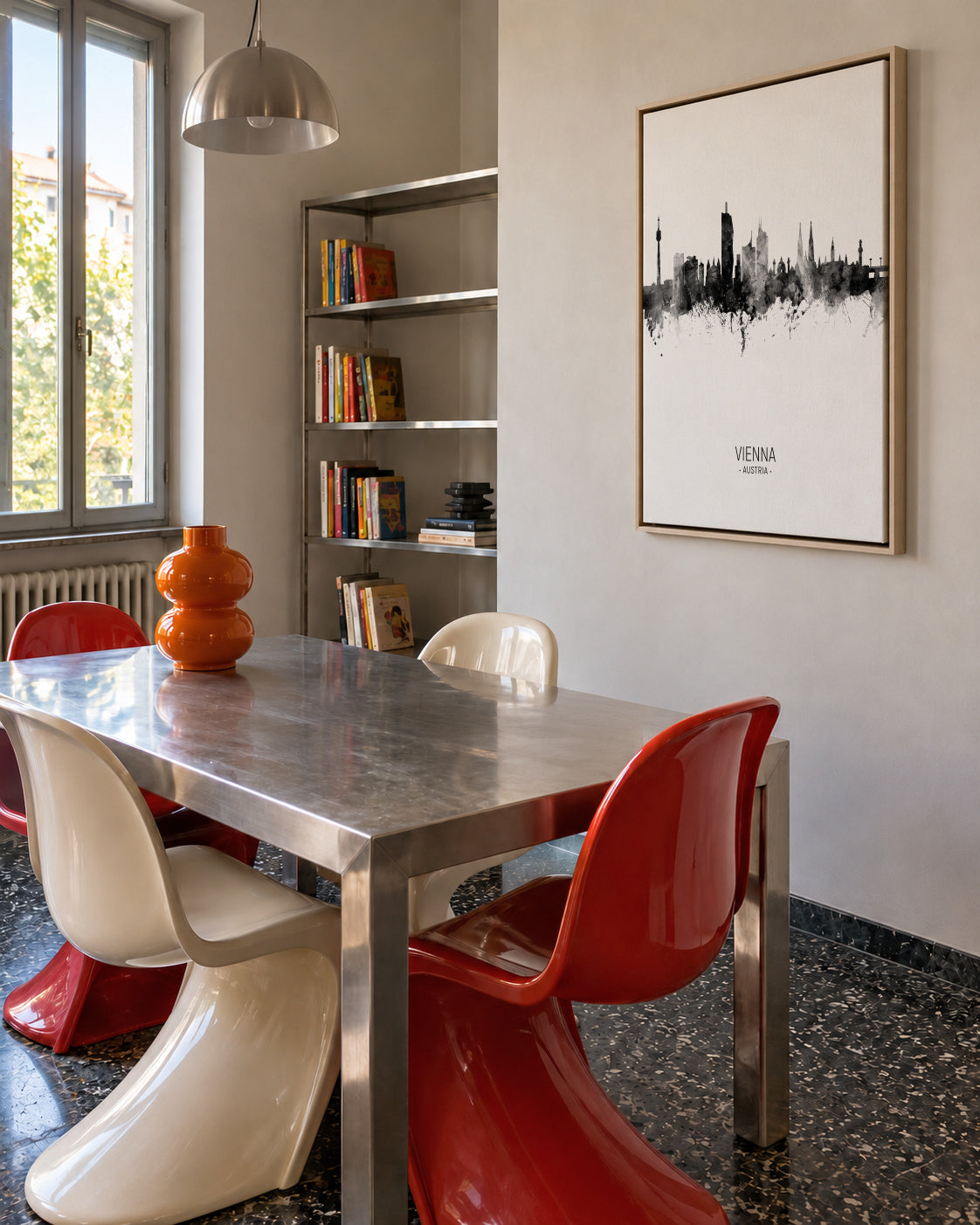 Vienna Skyline en blanco y negro - Framed canvas in an interior