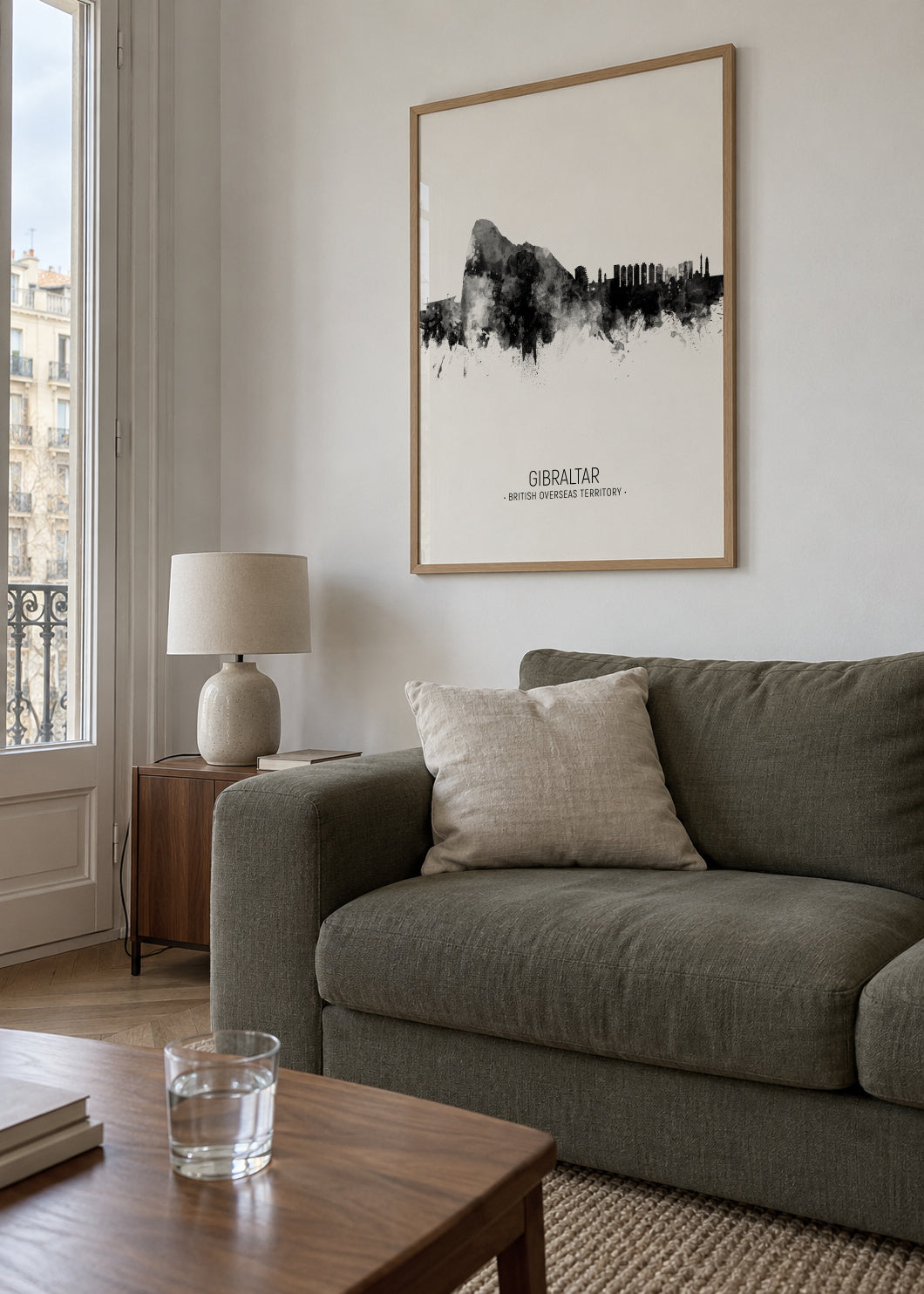 Gibraltar Skyline blanco y negro - Framed poster in an interior