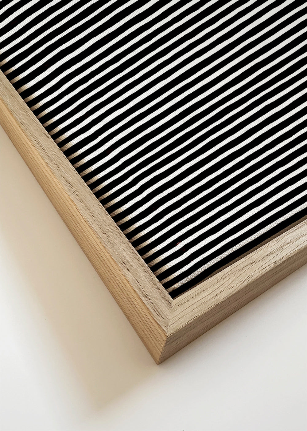 Zwart-wit kunst met fijne horizontale strepen