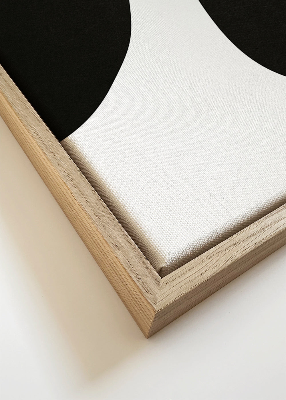 Minimalistisch ontwerp met organische zwarte vormen