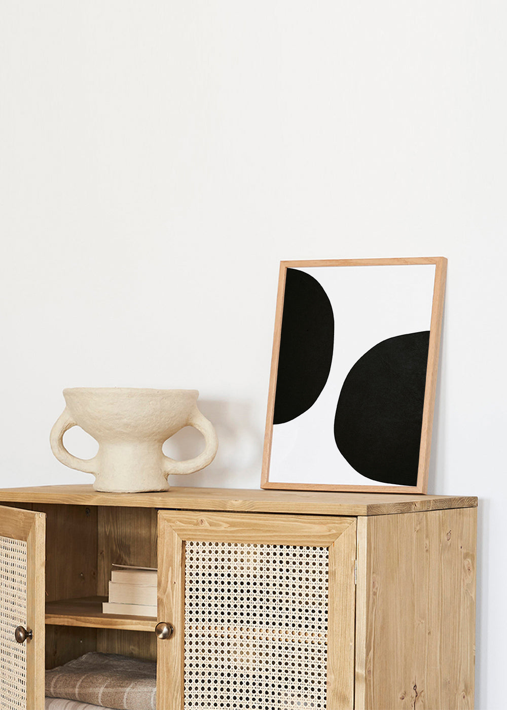 Minimalistisch ontwerp met organische zwarte vormen