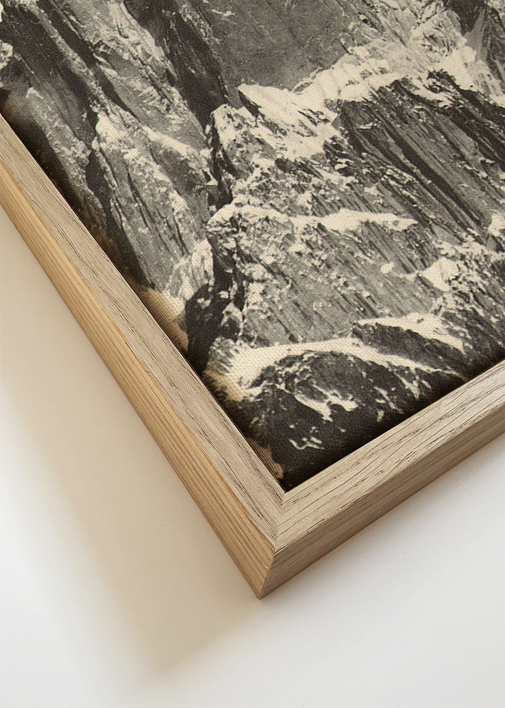 Landschap kunst met besneeuwde top en gouden zon